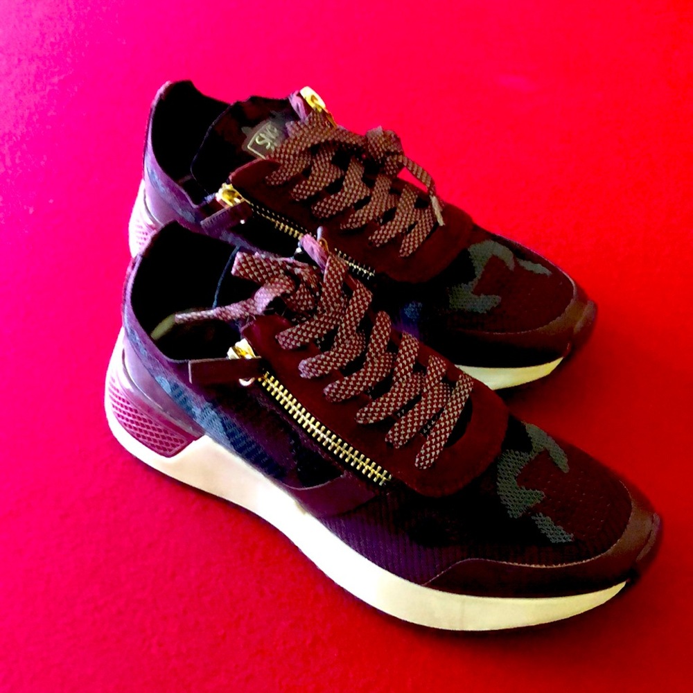 Brand new never been worn SNKR Rodeo 2.0